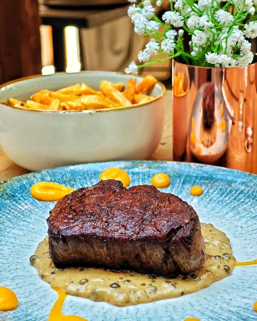 Pièce du boucher sauce au poivre et frites maison au Riva Strasbourg
