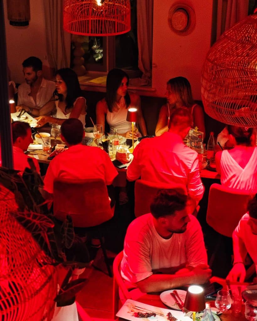 Dîner entre amis dans la salle du Riva Strasbourg