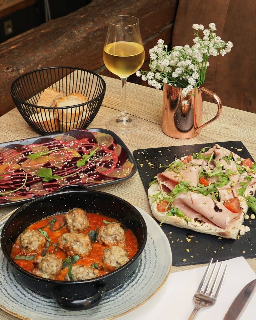 Tapas maison au Riva Strasbourg : polpettes de veau sauce tomate, pinsa mortadelle pistache et carpaccio de betteraves